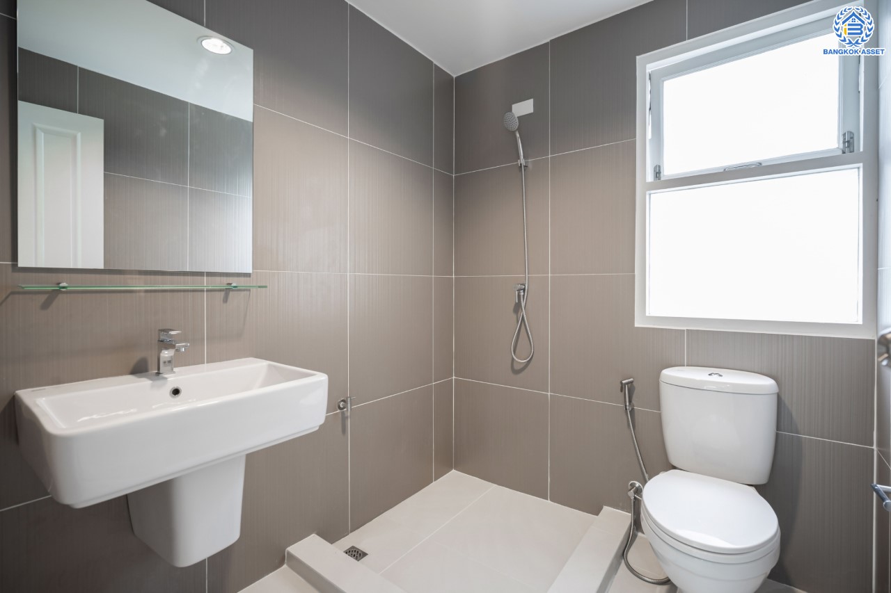 บ้านมือสองตกแต่งใหม่ แบรนด์ LH ม.ชัยพฤกษ์ บางบัวทอง หลังมุม เนื้อที่ 57.7 ตร.ว. ฟังก์ชัน 3 ห้องนอน 2 ห้องน้ำ จอดรถ 2 คัน พร้อม facilities ครบครัน บนทำเลเดินทางสะดวก ติดถนนบางกรวย-ไทรน้อย ใกล้เซ็นทรัลเวสต์เกต และรถไฟฟ้าสายสีม่วง "สถานีบางพลู"